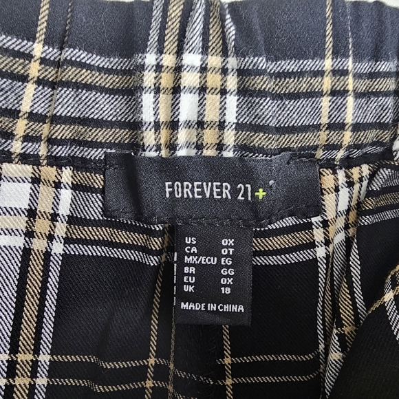 Forever 21 Plaid Wide Leg Cargo Pants with Detachable Chain NWOT - Picture 4 of 10